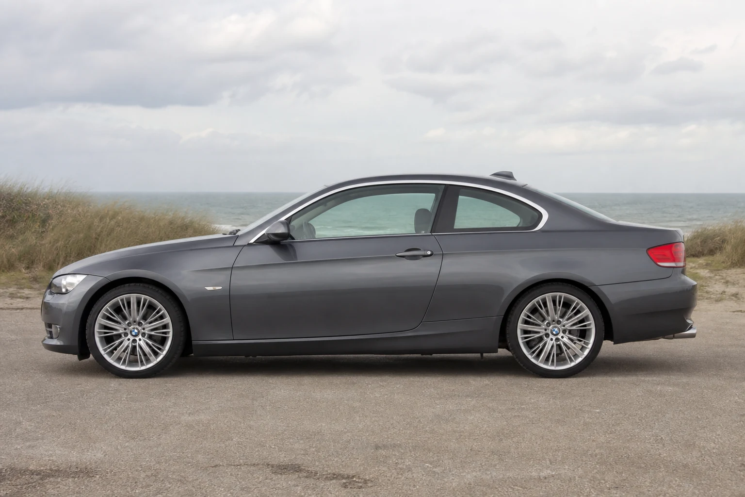 Seitenansicht (Fahrerseite) des BMW 3er 5 als Coupé (mit KI erzeugt)