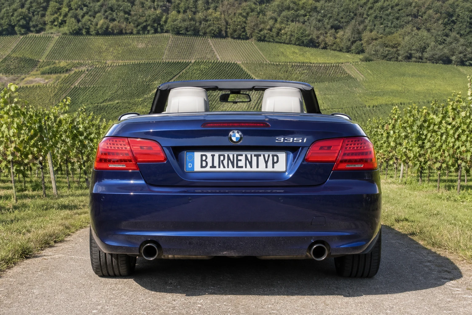 Heck-Ansicht des BMW 3er 5 (Cabriolet) (mit KI erzeugt)