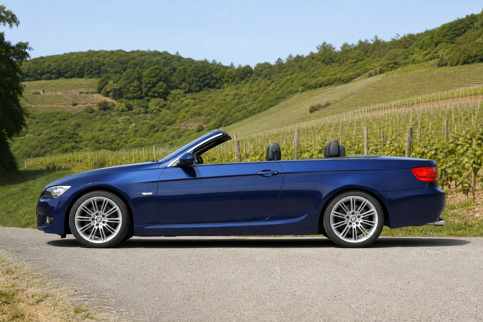 Seitenansicht (Fahrerseite) des BMW 3er 5 als Cabriolet (mit KI erzeugt)