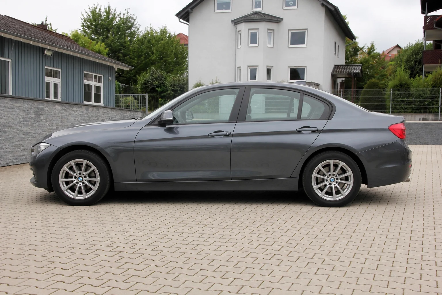 Seitenansicht (Fahrerseite) des 3er BMW als Limousine (mit KI erzeugt)