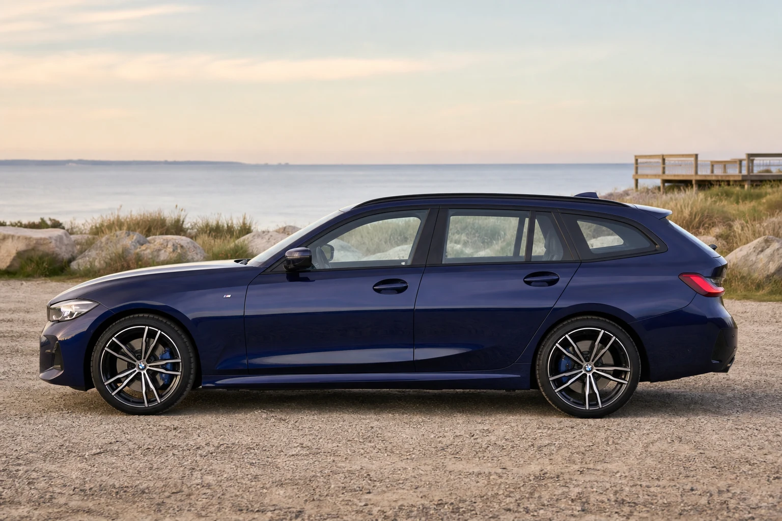 Seitenansicht (Fahrerseite) des BMW 3er 7 Facelift als Touring / Kombi (mit KI erzeugt)