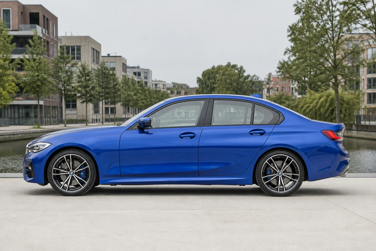 Seitenansicht (Fahrerseite) des BMW 3er 7 als Limousine (mit KI erzeugt)