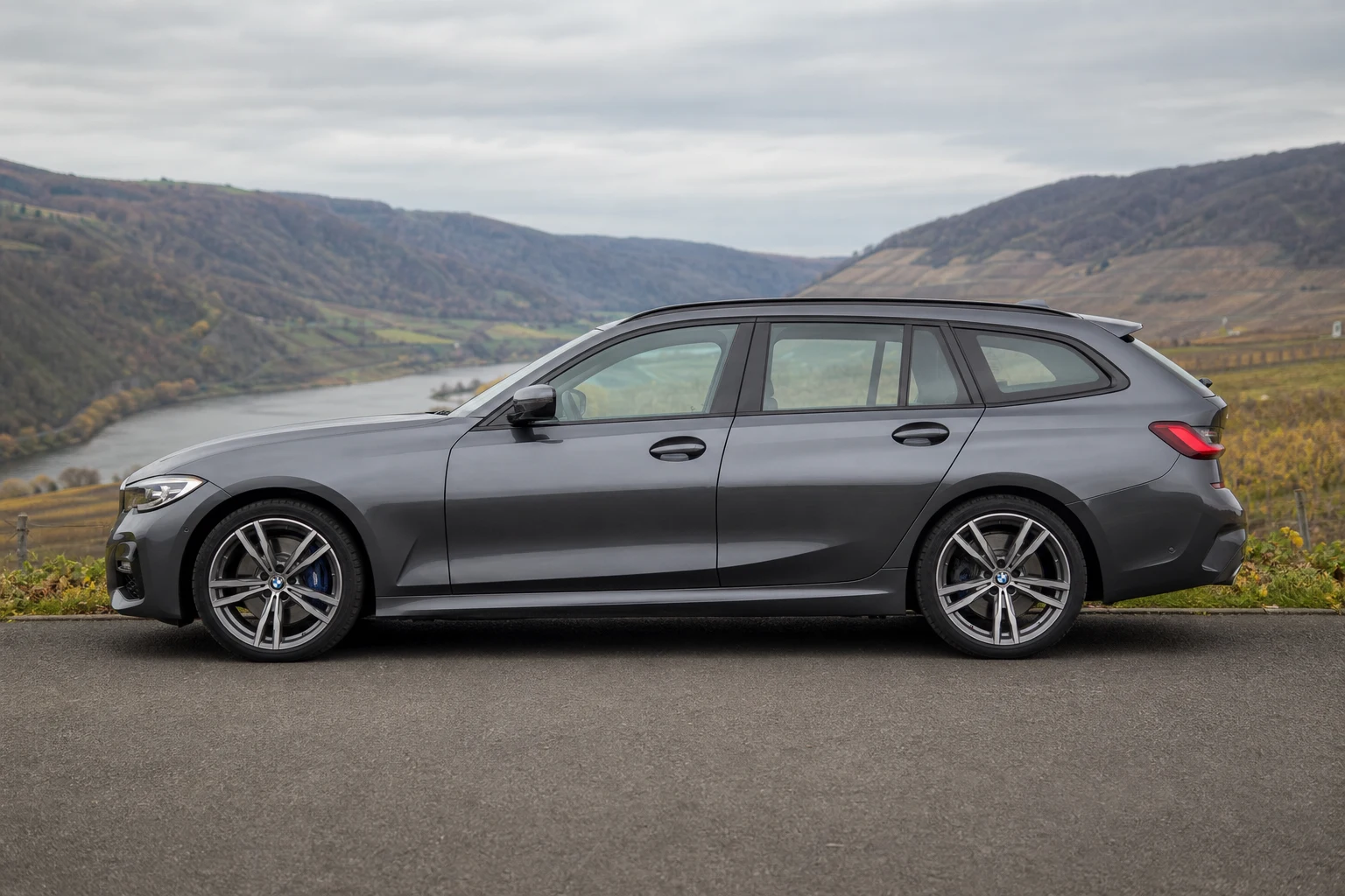 Seitenansicht (Fahrerseite) des BMW 3er 7 als Touring / Kombi (mit KI erzeugt)