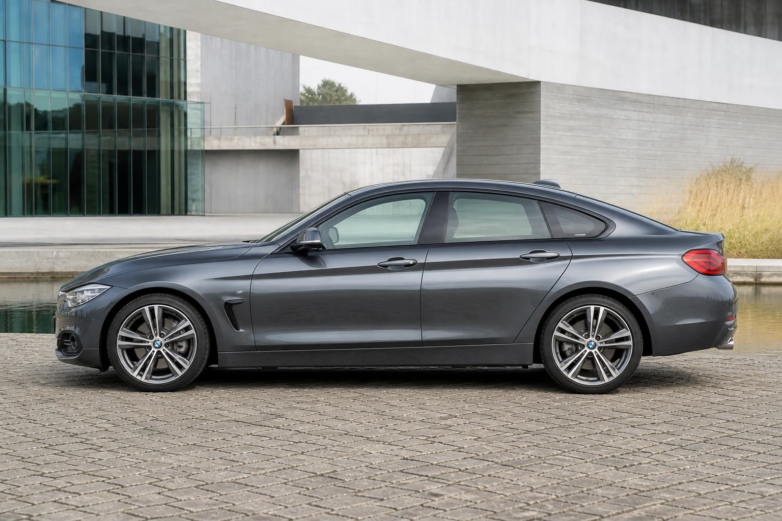 Seitenansicht (Fahrerseite) des BMW 4er 1 als Gran Coupé (mit KI erzeugt)