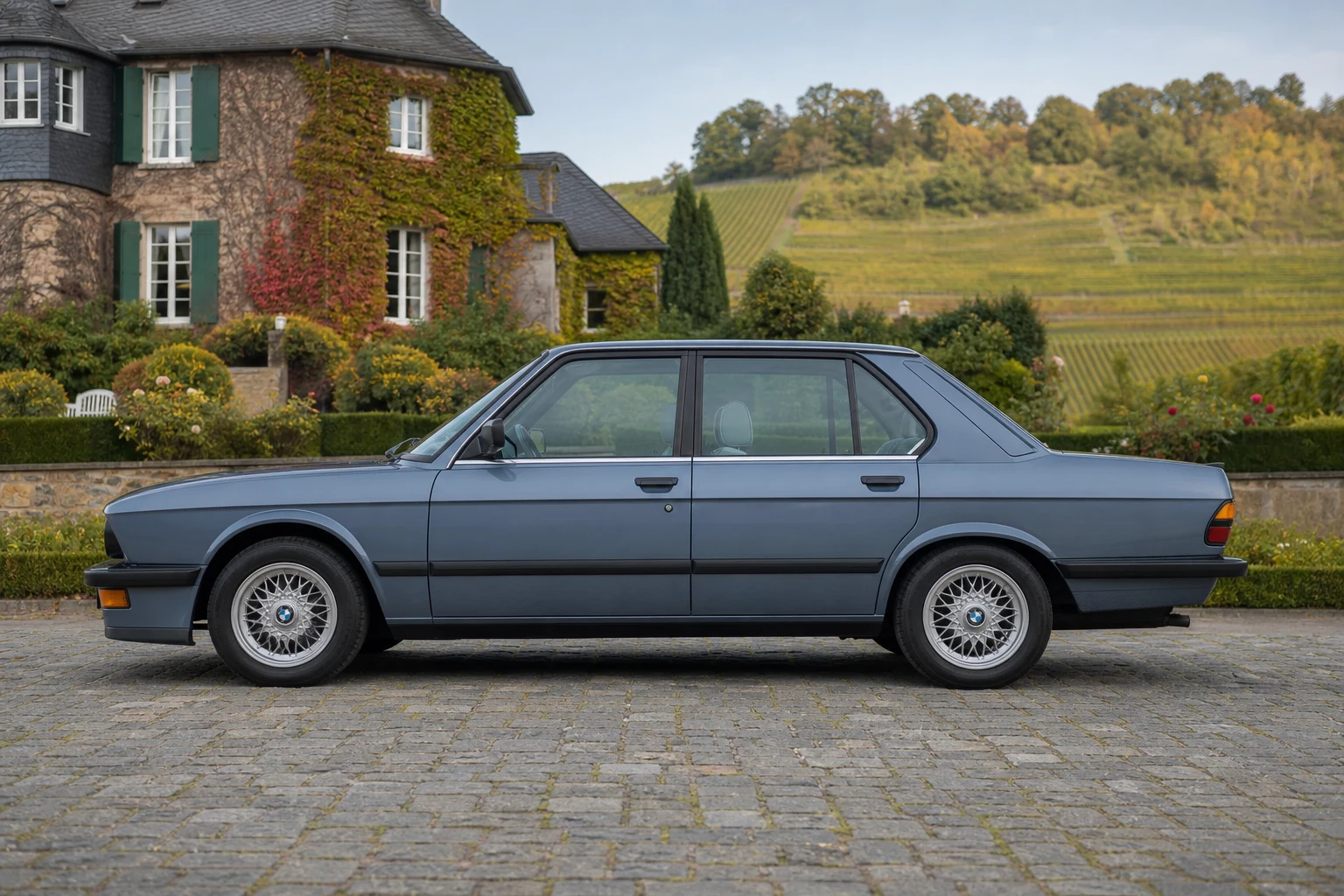 Seitenansicht (Fahrerseite) des BMW 5er 2 als Limousine (E28) (mit KI erzeugt)