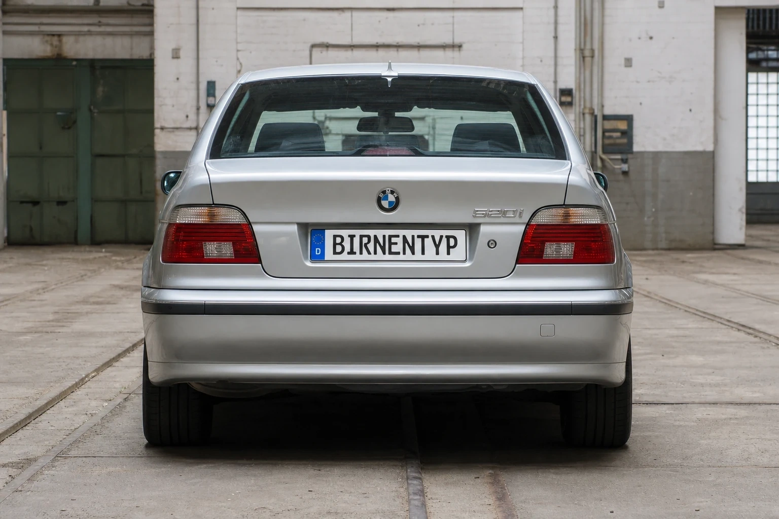 Heck-Ansicht des BMW 5er 4. Gen (mit KI erzeugt)