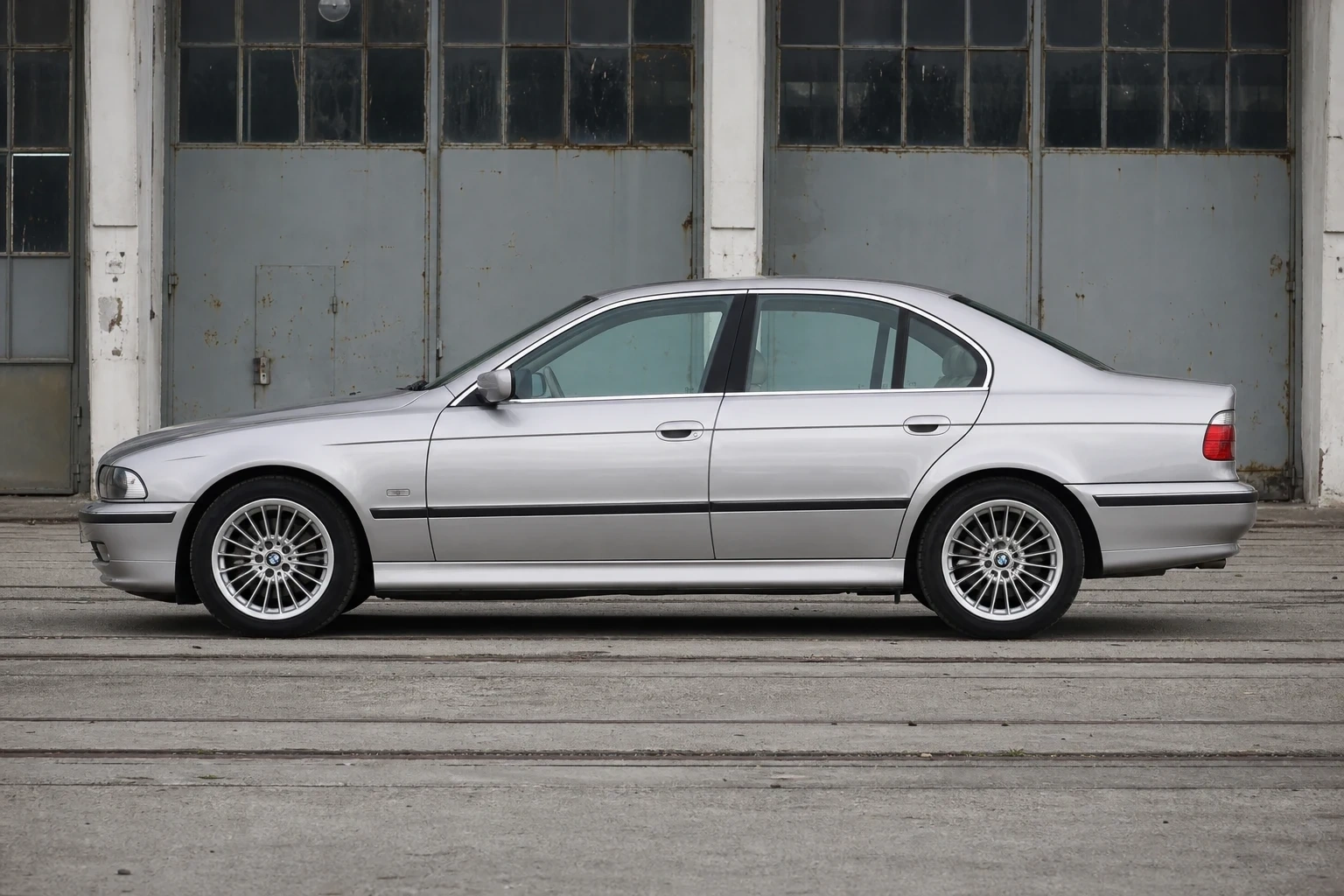 Seitenansicht (Fahrerseite) des BMW 5er 4. Gen als Limousine (mit KI erzeugt)