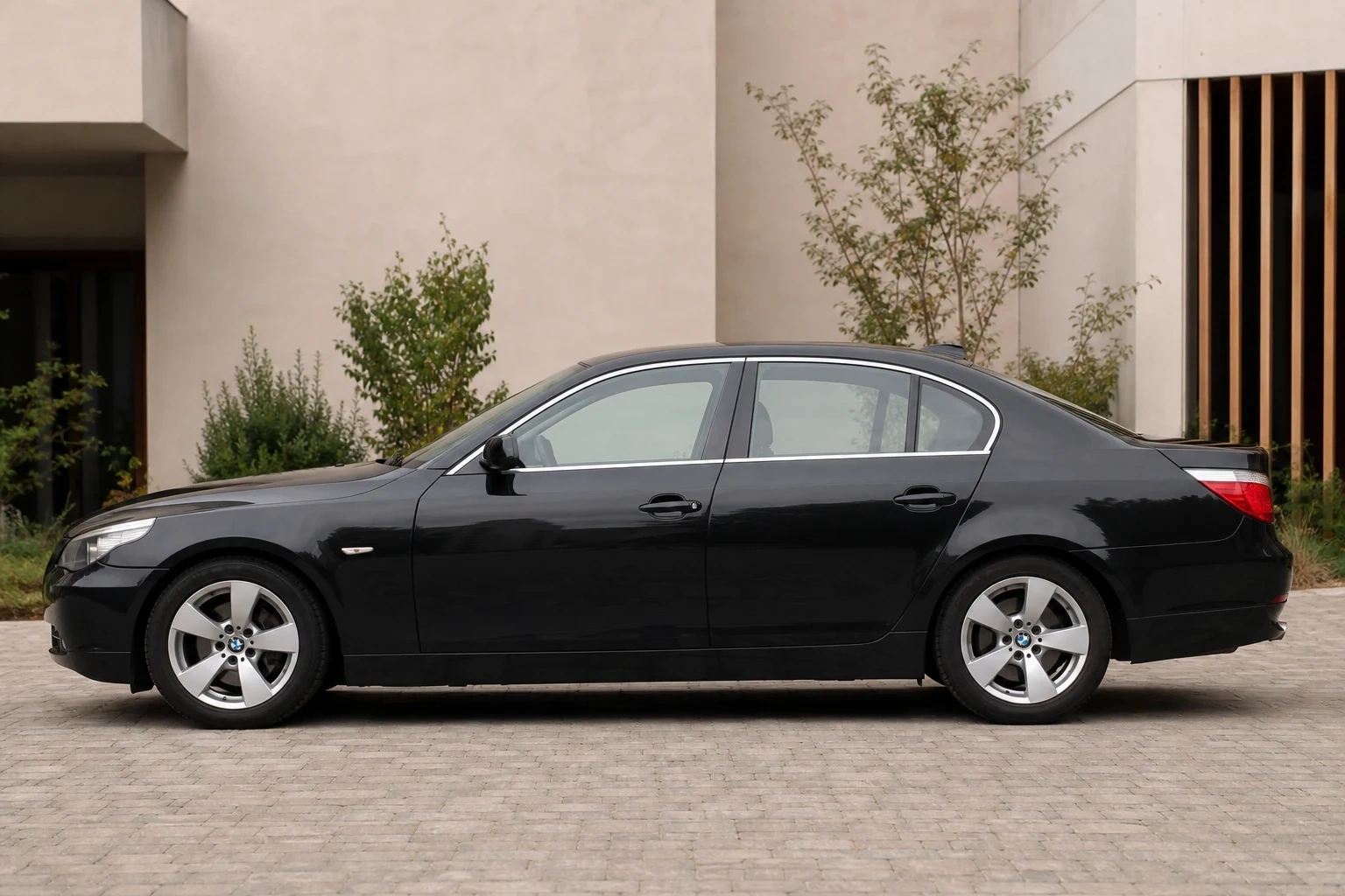 Seitenansicht (Fahrerseite) des BMW 5er 5. Gen als Limousine (mit KI erzeugt)