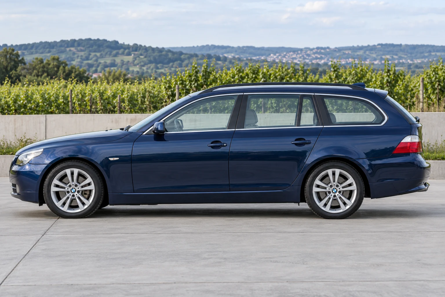 Seitenansicht (Fahrerseite) des BMW 5er 5. Gen als Touring / Kombi (mit KI erzeugt)