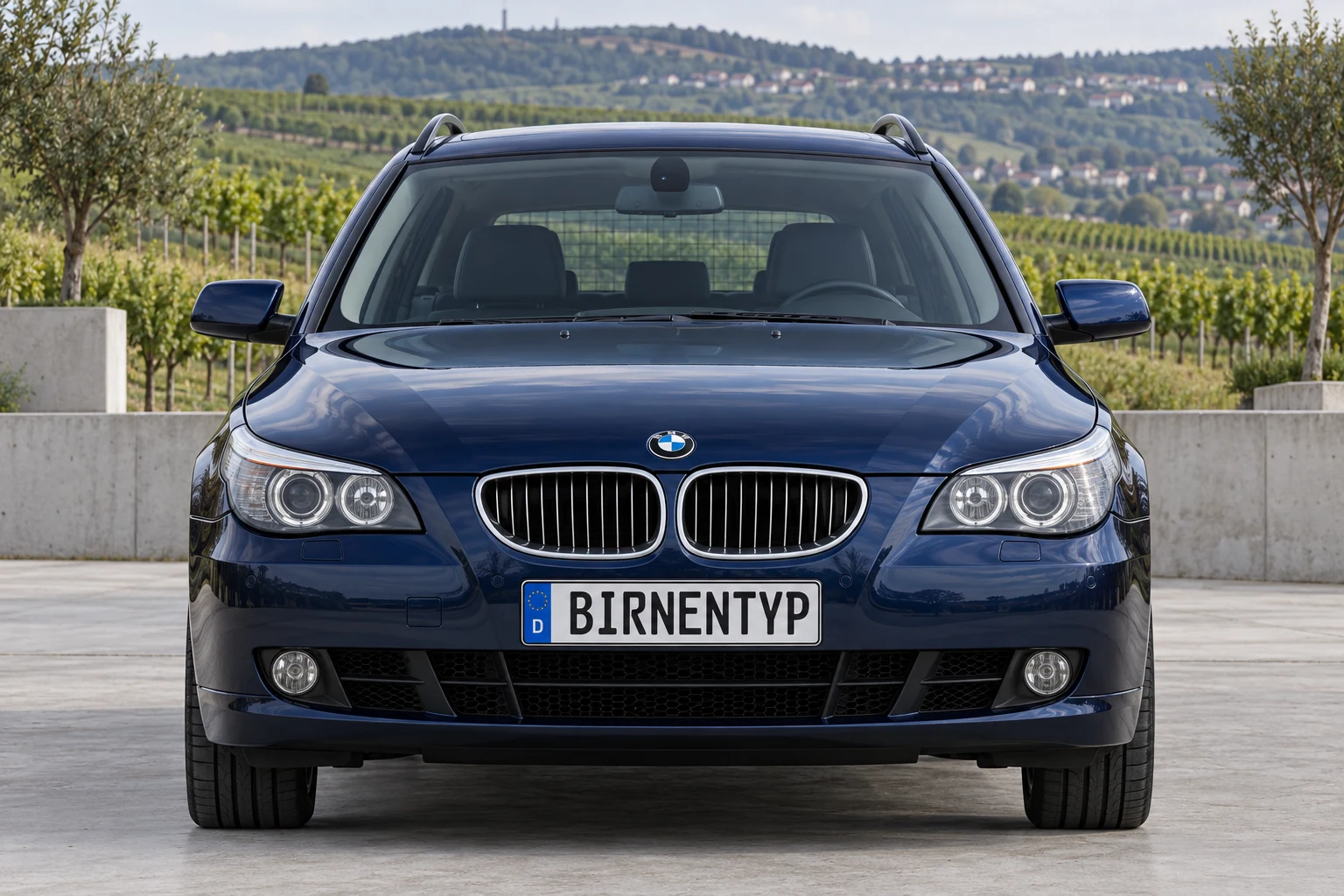 Frontansicht des BMW 5er 5. Gen (Touring / Kombi) (mit KI erzeugt)