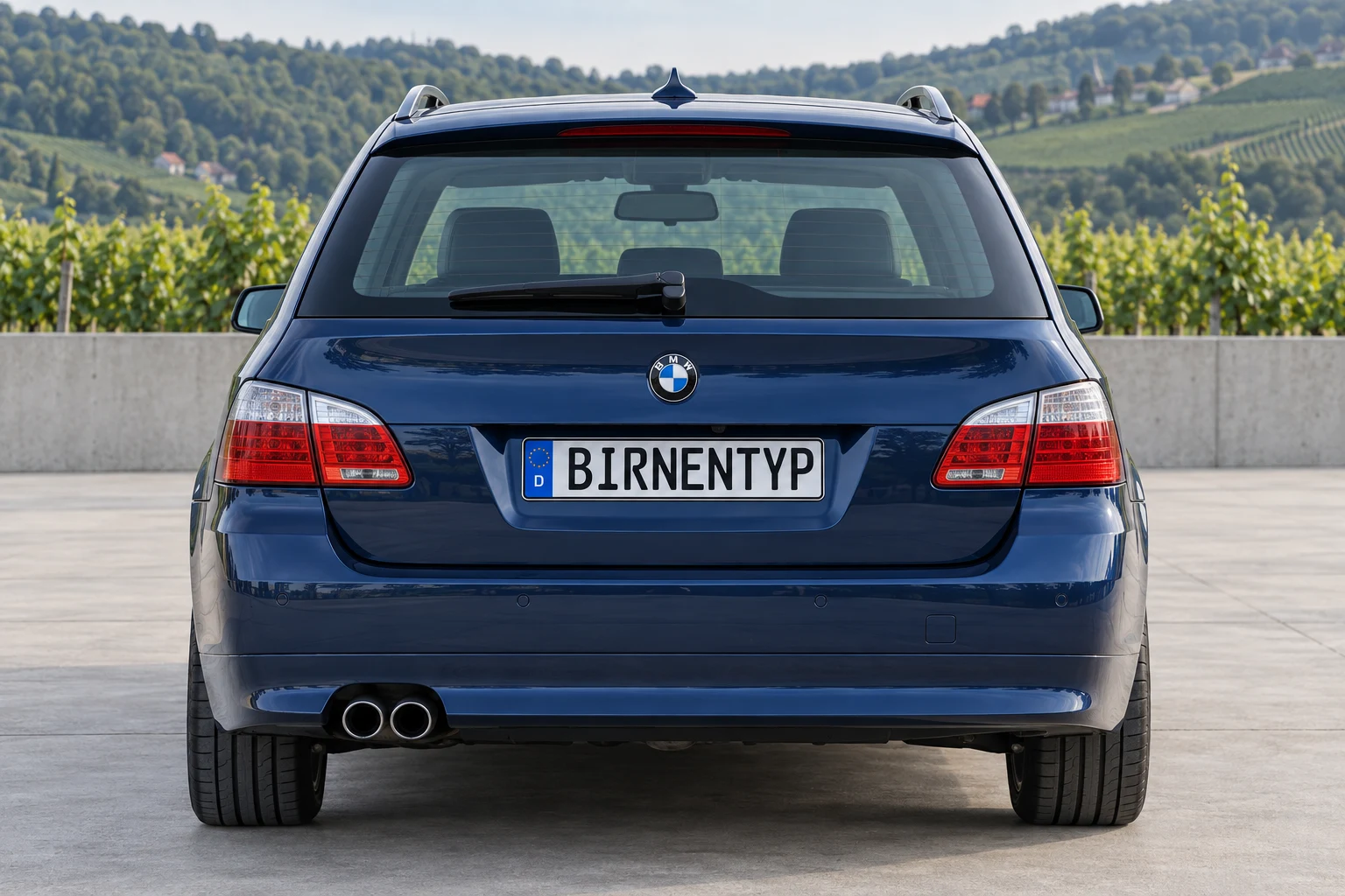 Heck-Ansicht des BMW 5er 5. Gen (Touring / Kombi) (mit KI erzeugt)