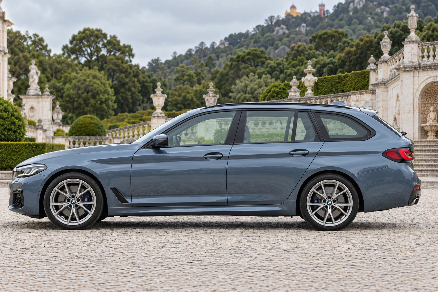 Seitenansicht (Fahrerseite) des BMW 5er 7 Facelift als Touring / Kombi (mit KI erzeugt)