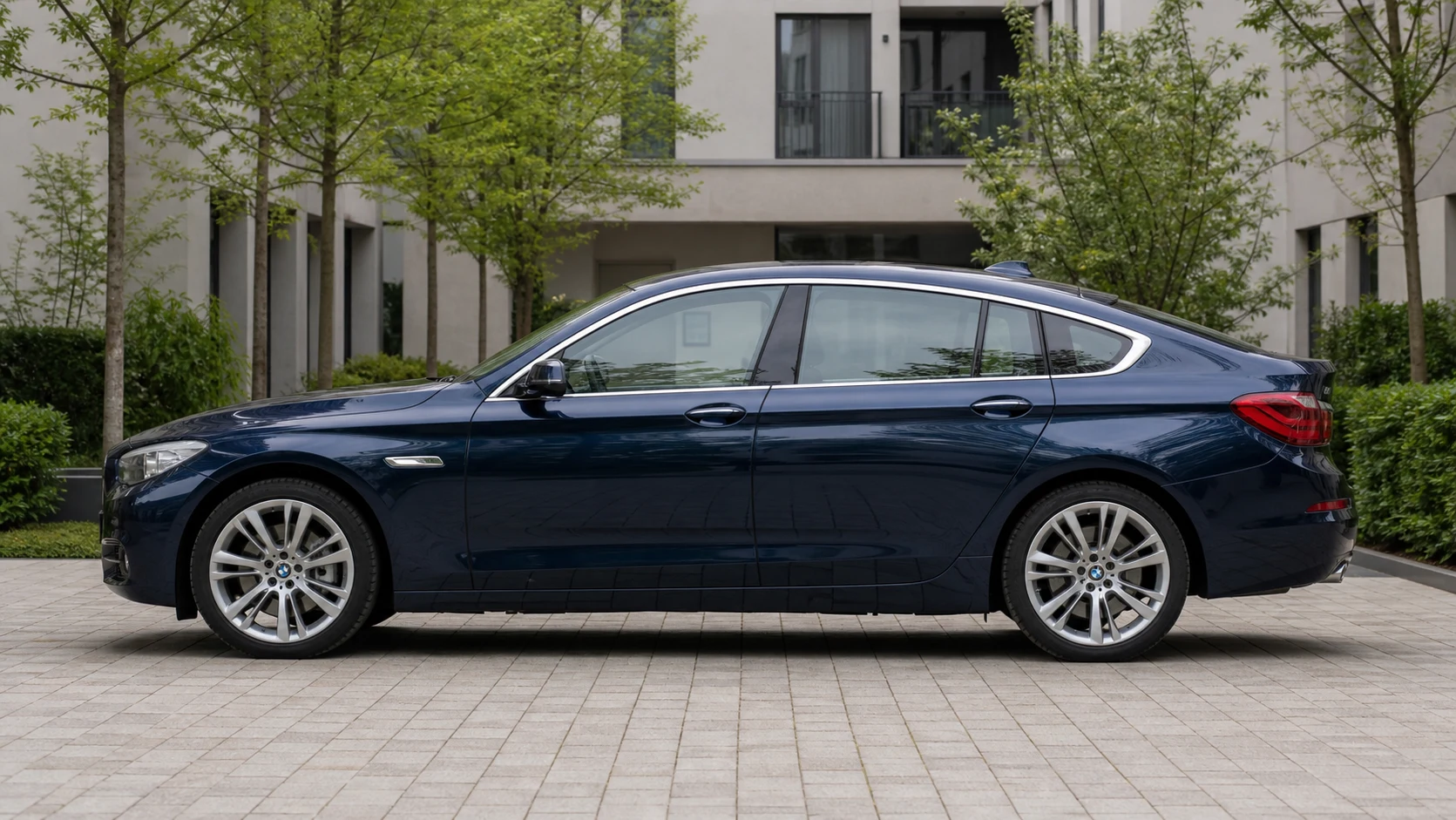 Seitenansicht (Fahrerseite) des BMW 5er GT 1 als Gran Turismo (mit KI erzeugt)