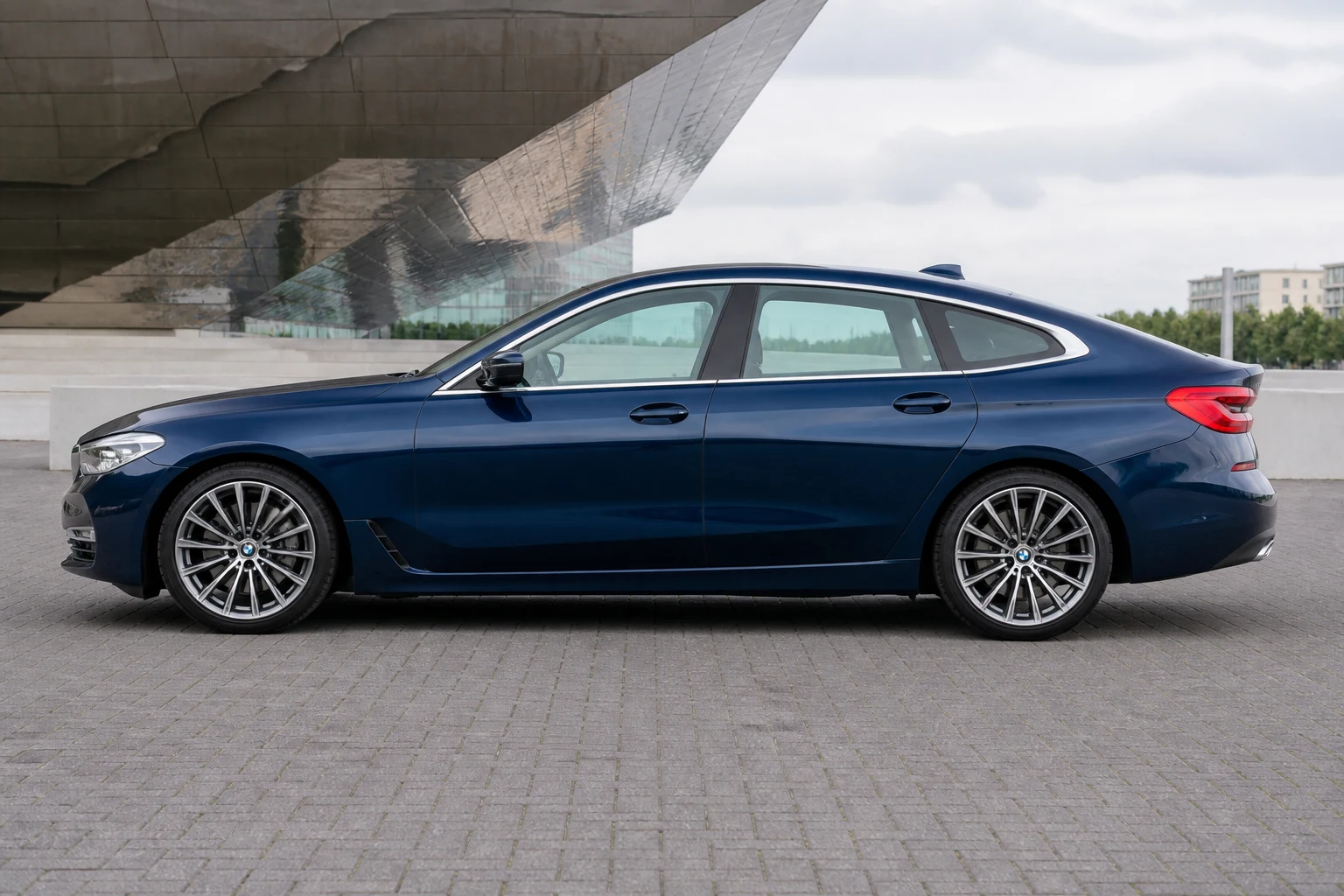 Seitenansicht (Fahrerseite) des BMW 6er GT 1 als Gran Turismo (mit KI erzeugt)