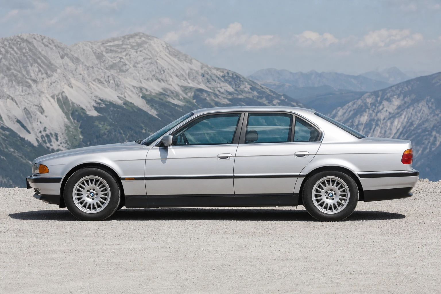 Seitenansicht (Fahrerseite) des BMW 7er 3 als Limousine (inkl. Langversion iL) (mit KI erzeugt)