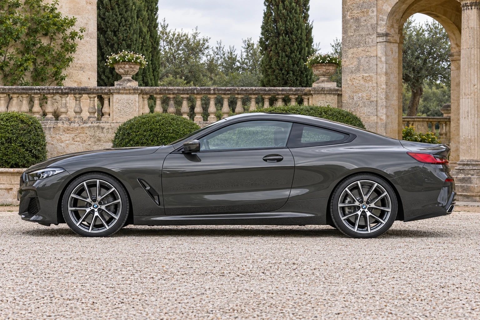 Seitenansicht (Fahrerseite) des BMW 8er 2 als Coupé (mit KI erzeugt)