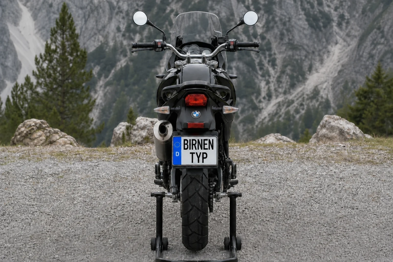 Heck-Ansicht der BMW F 650 GS (mit KI erzeugt)