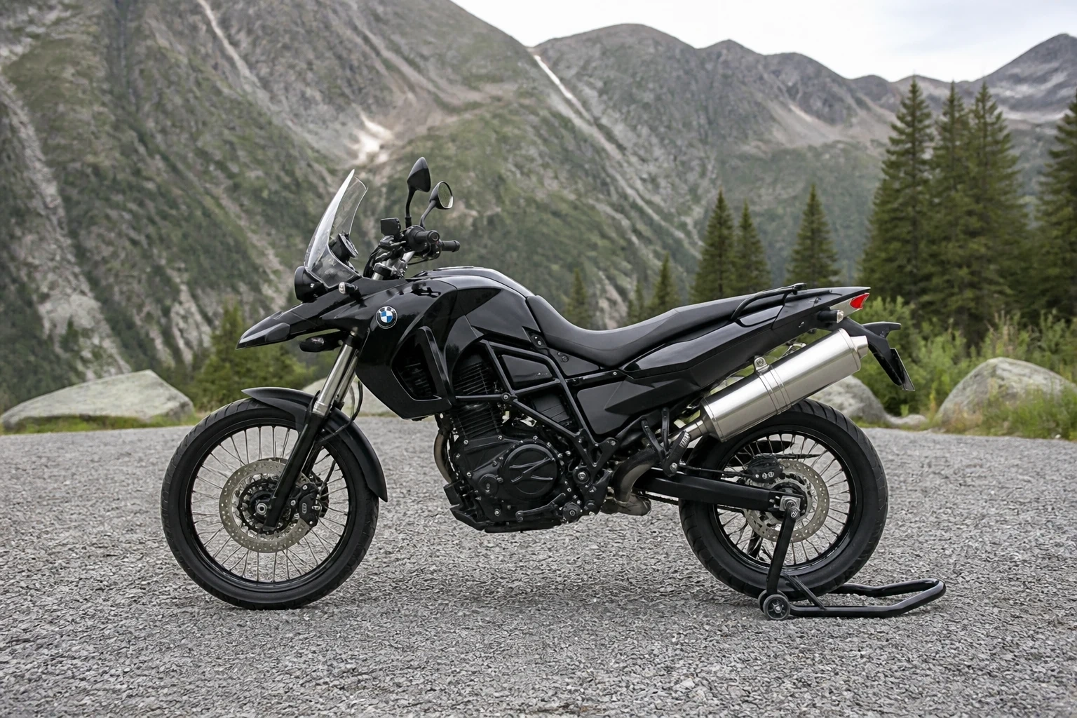 Seitenansicht (Fahrerseite) der BMW F 650 GS als Enduro (mit KI erzeugt)