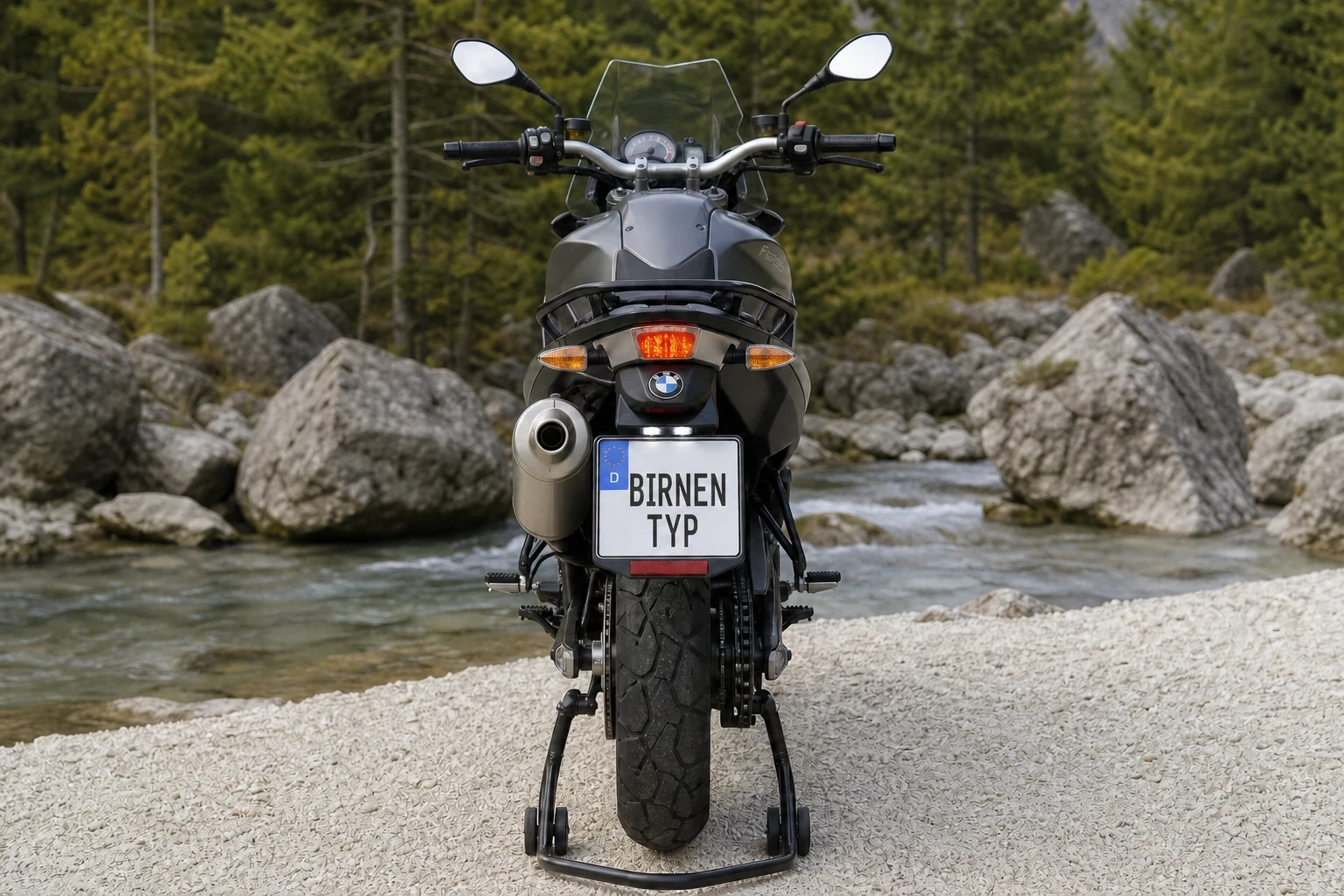 Heck-Ansicht der BMW F 700 GS (mit KI erzeugt)