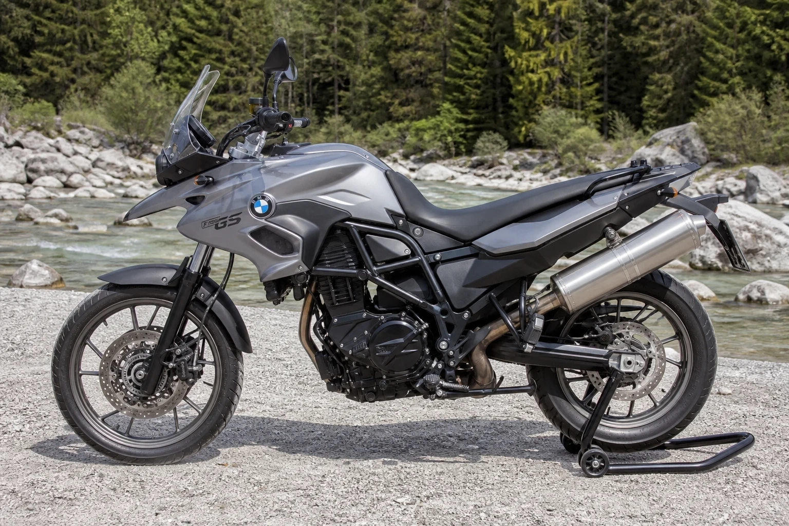 Seitenansicht (Fahrerseite) der BMW F 700 GS als Enduro (mit KI erzeugt)