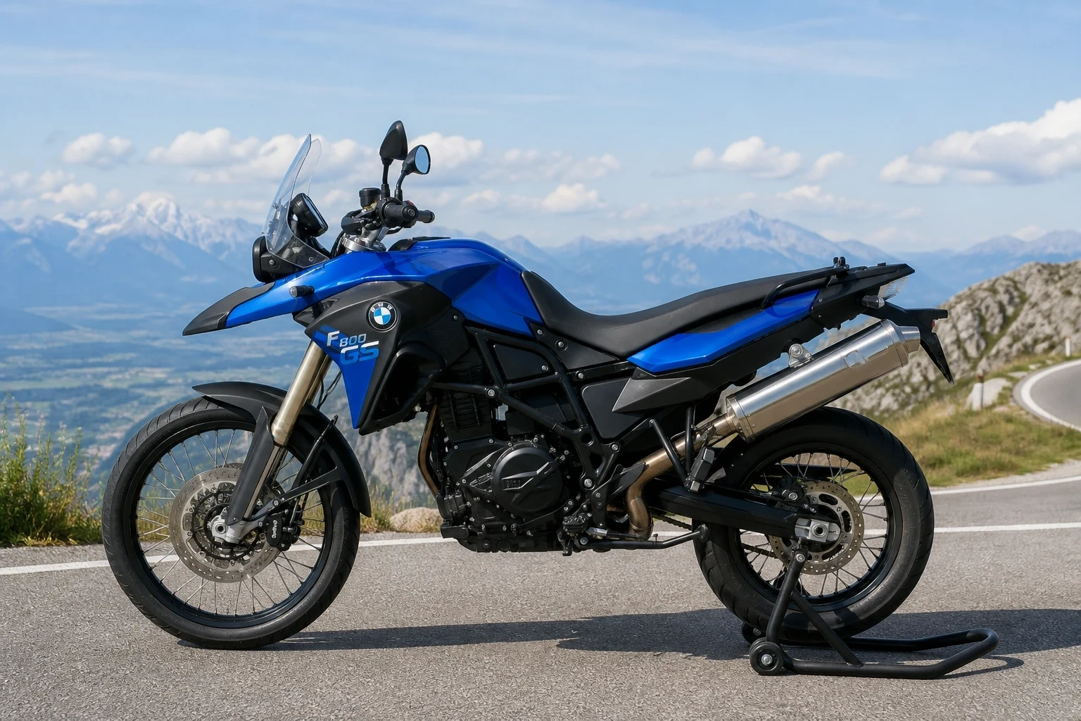 Seitenansicht (Fahrerseite) der BMW F 800 GS (& Adventure) als Reiseenduro (mit KI erzeugt)