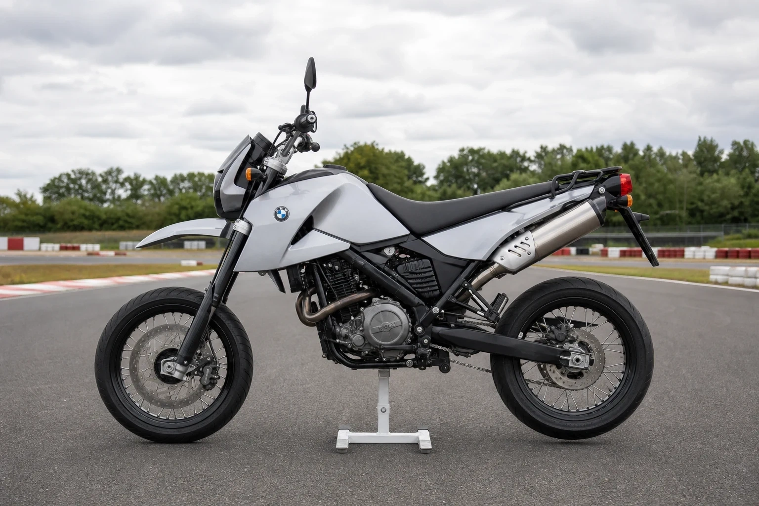Seitenansicht (Fahrerseite) der BMW G 650 Xmoto (& Xchallenge) als Supermoto / Enduro (mit KI erzeugt)
