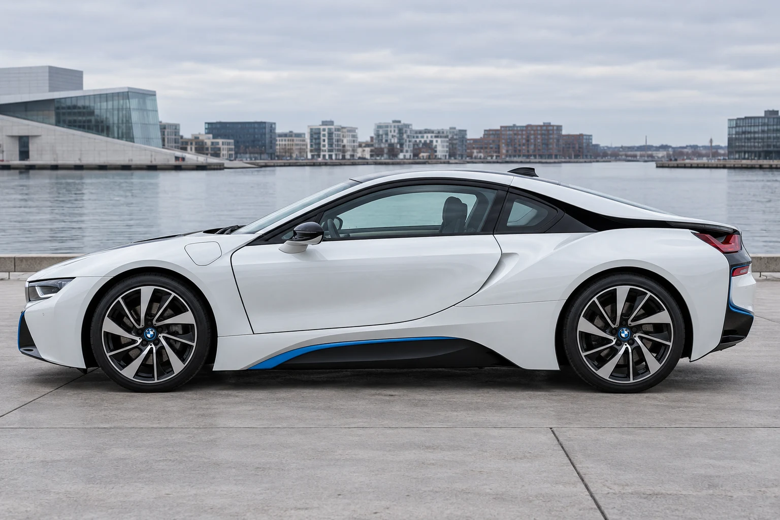 Seitenansicht (Fahrerseite) des BMW i8 1 als Coupé (mit KI erzeugt)