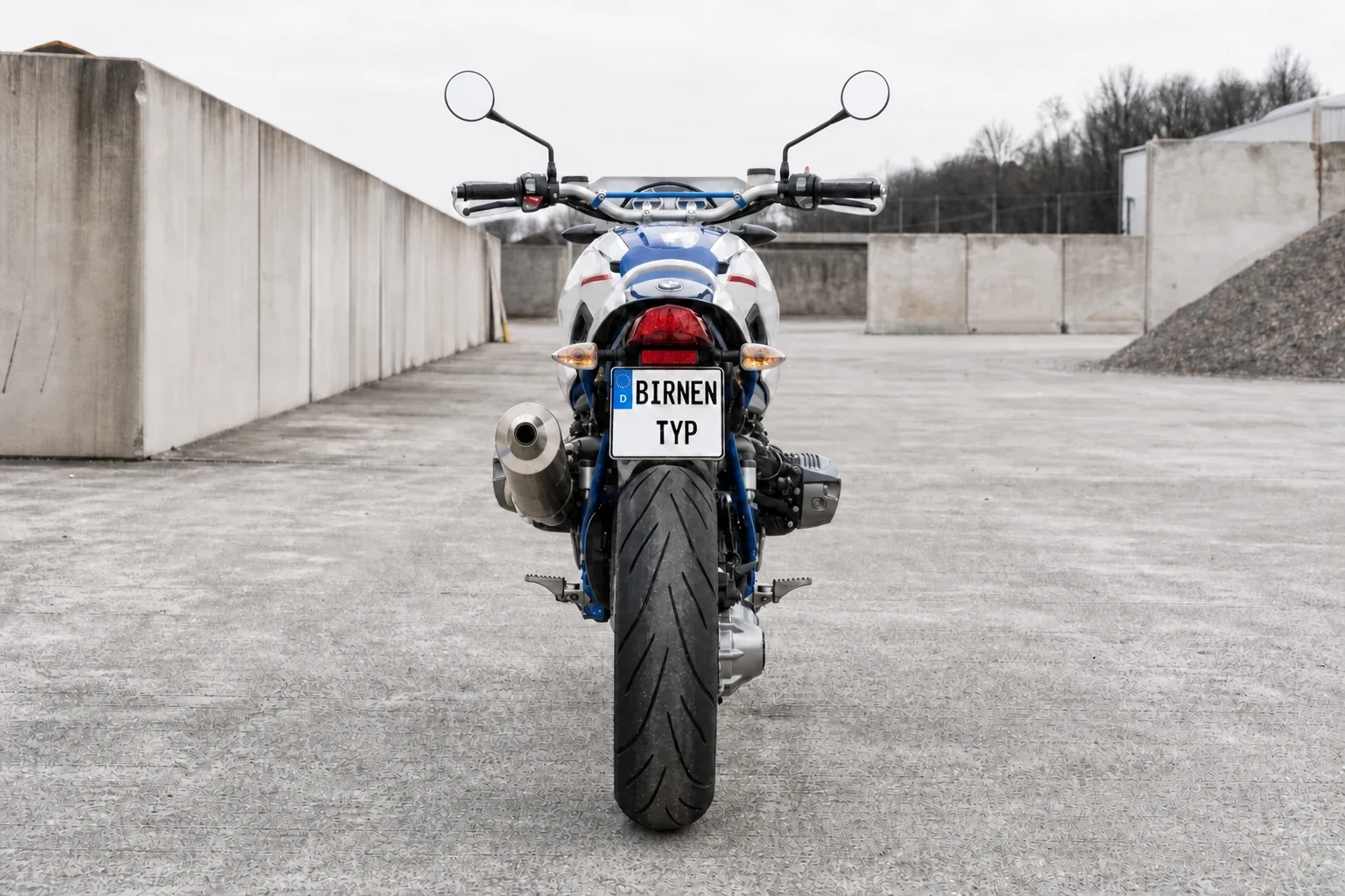 Heck-Ansicht der BMW Megamoto (mit KI erzeugt)