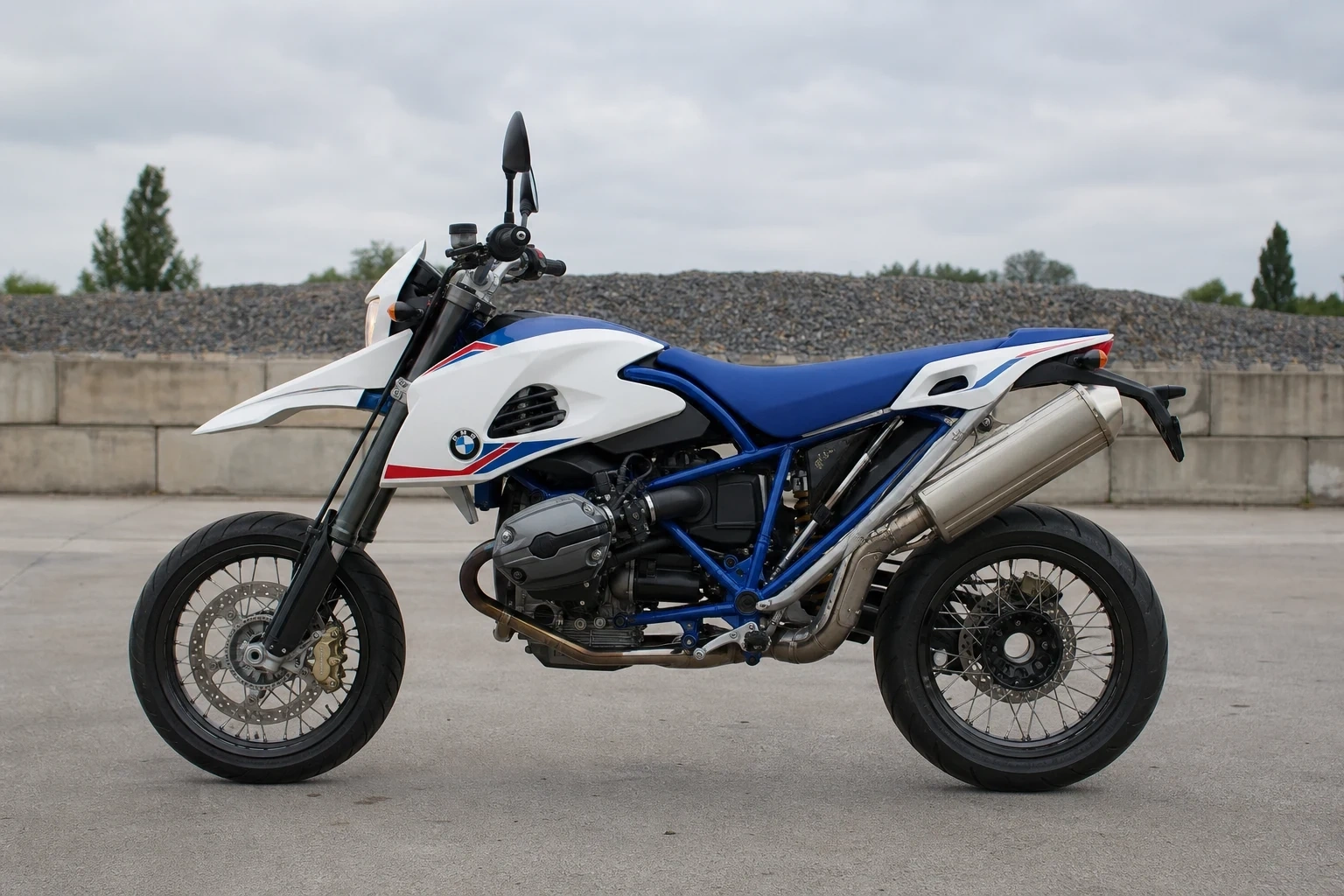 Seitenansicht (Fahrerseite) der BMW Megamoto als Supermoto (mit KI erzeugt)