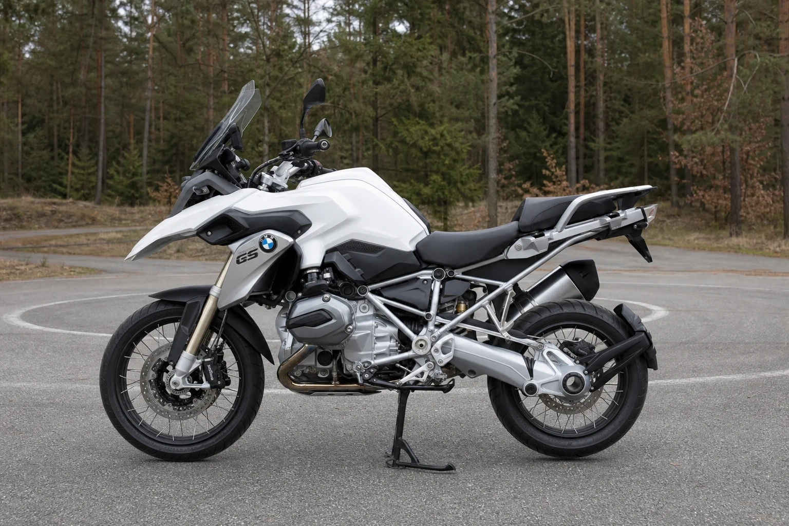 Seitenansicht (Fahrerseite) der BMW R 1200 GS (& Adventure) als Reiseenduro (mit KI erzeugt)