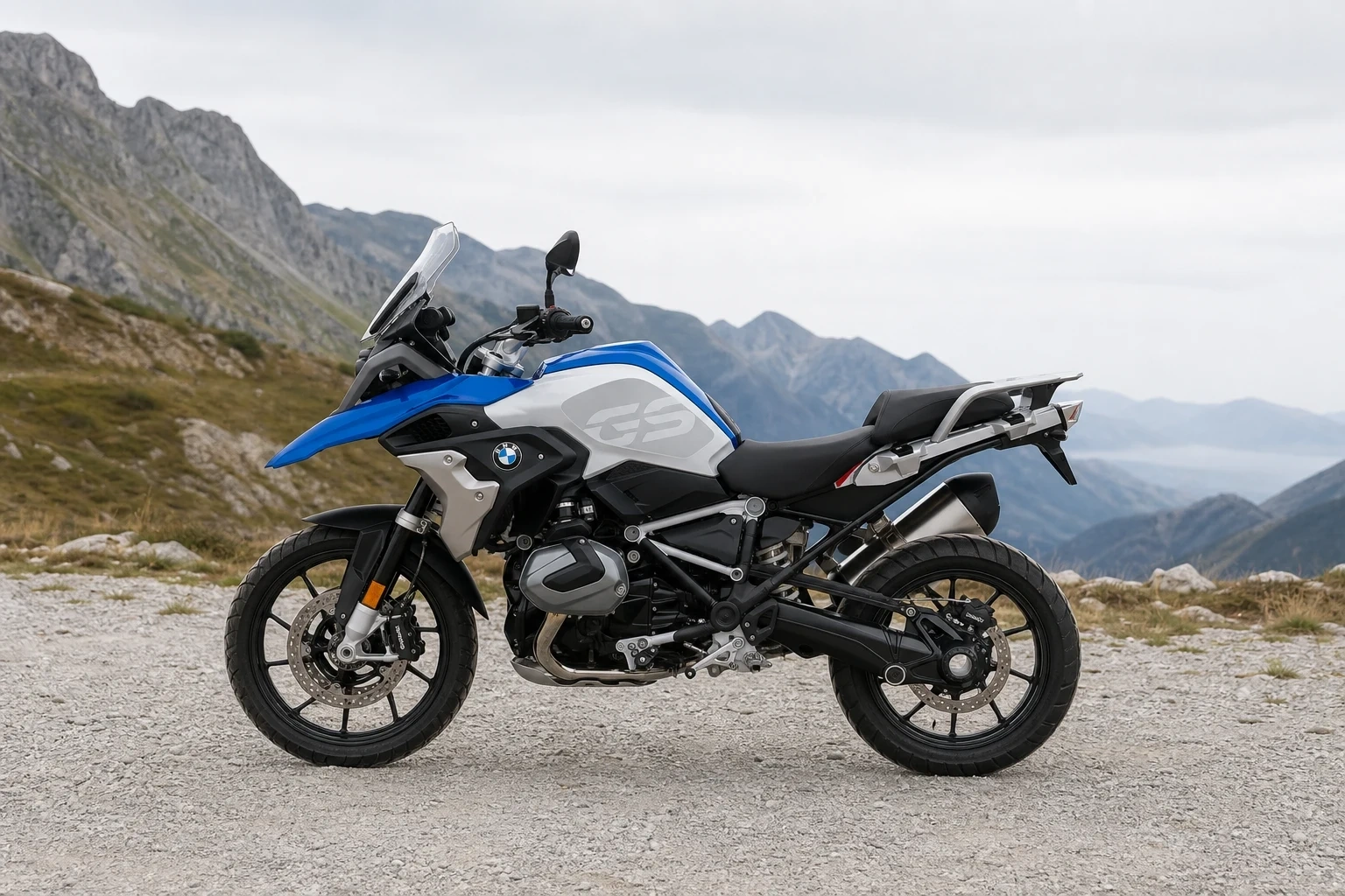 Seitenansicht (Fahrerseite) der BMW R 1250 GS (& Adventure) 5 als Reiseenduro (mit KI erzeugt)