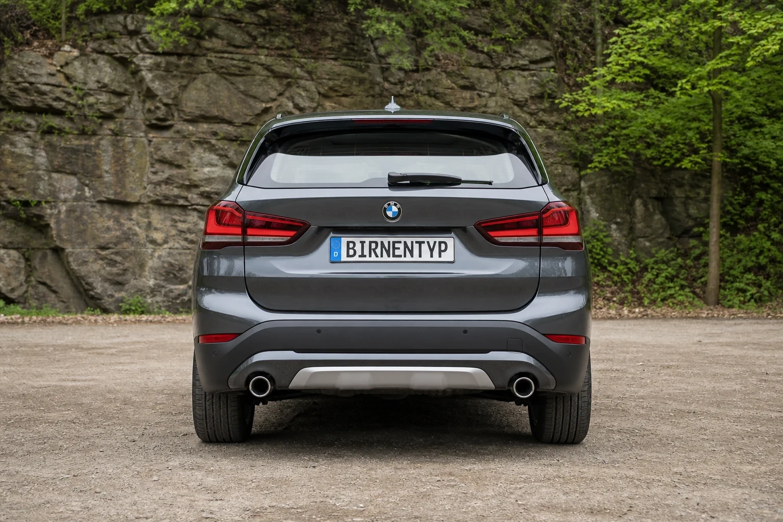 Heck-Ansicht des BMW X1 2. Gen (mit KI erzeugt)
