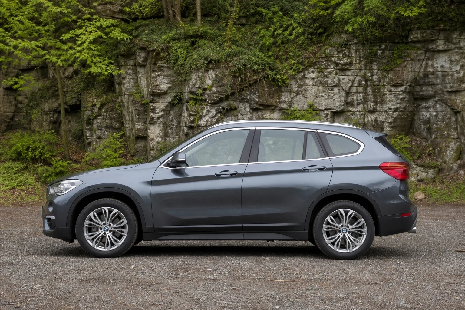 Seitenansicht (Fahrerseite) des BMW X1 2. Gen als SUV (mit KI erzeugt)