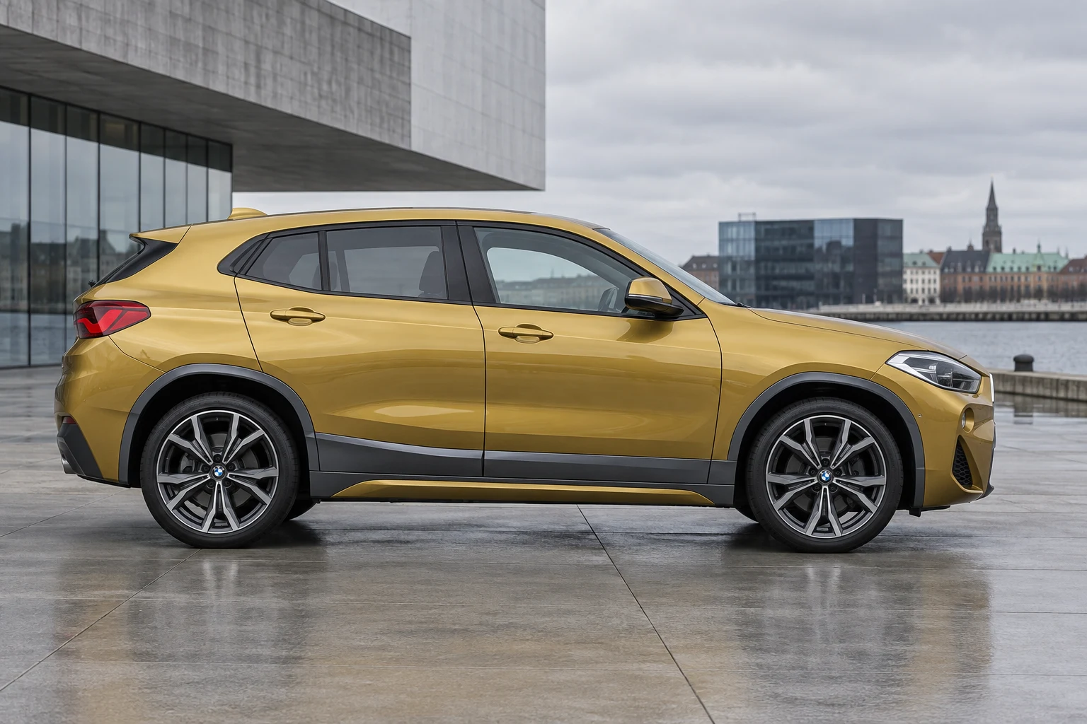 Seitenansicht (Fahrerseite) des BMW X2 1 als SUV (mit KI erzeugt)