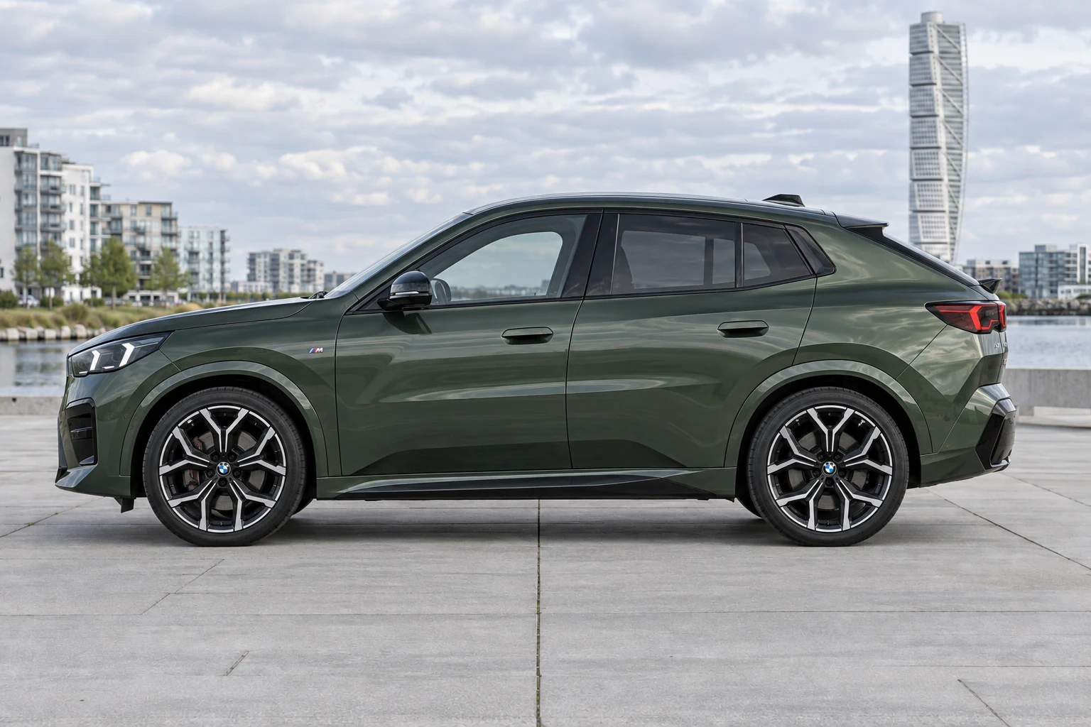 Seitenansicht (Fahrerseite) des BMW X2 2 als SUV (mit KI erzeugt)