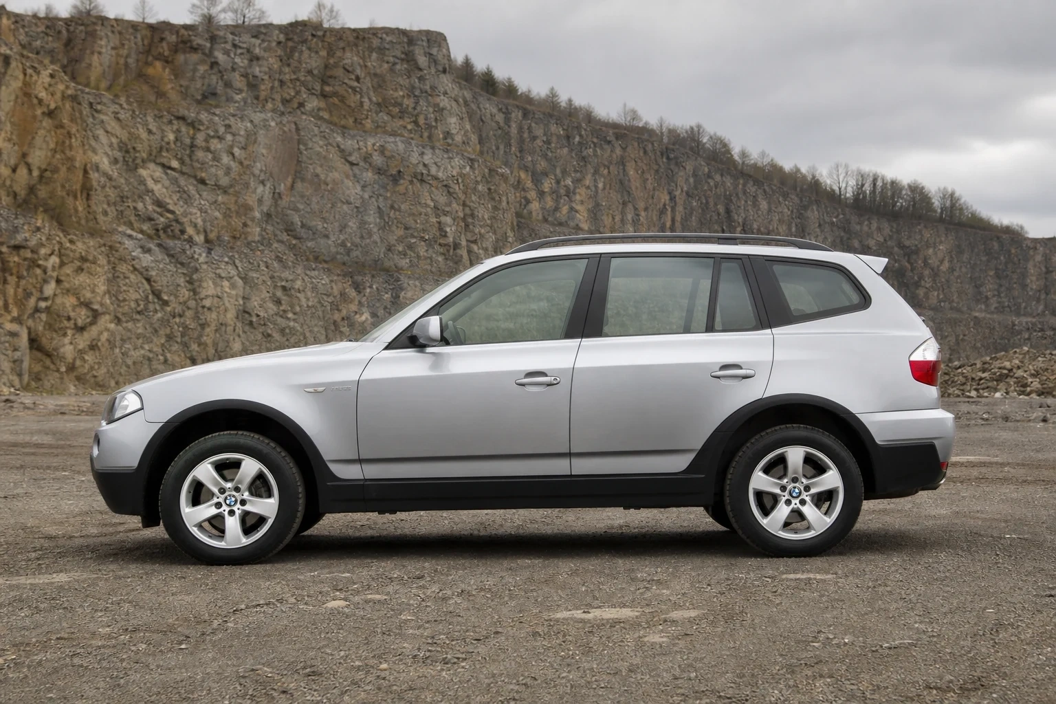 Seitenansicht (Fahrerseite) des BMW X3 1. Gen als SUV (mit KI erzeugt)