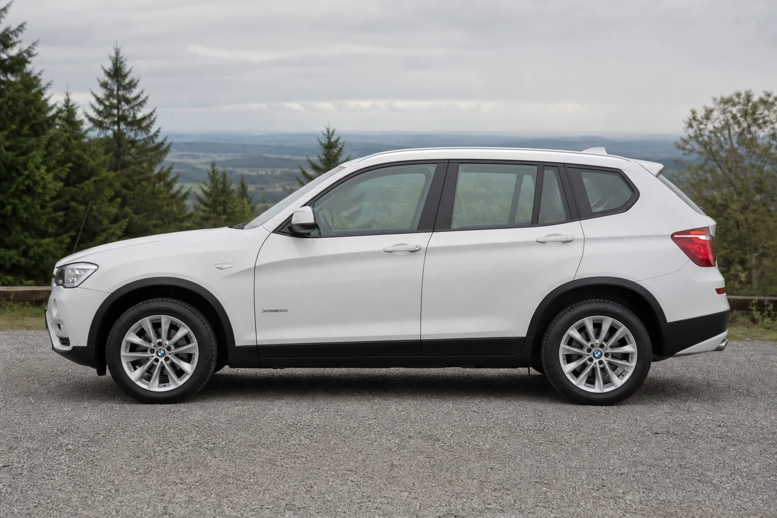 Seitenansicht (Fahrerseite) des BMW X3 2. Gen als SUV (mit KI erzeugt)