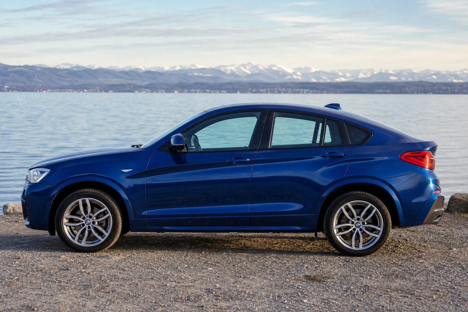 Seitenansicht (Fahrerseite) des BMW X4 1 als SUV (mit KI erzeugt)