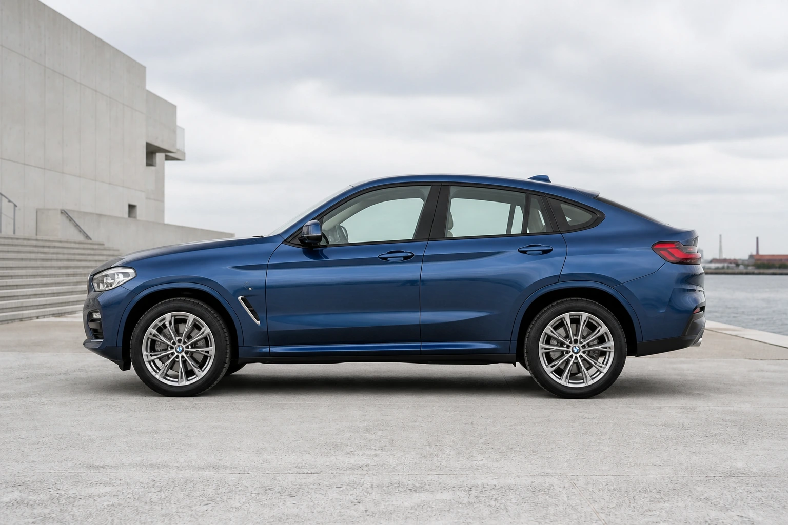 Seitenansicht (Fahrerseite) des BMW X4 2 als SUV-Coupé (mit KI erzeugt)