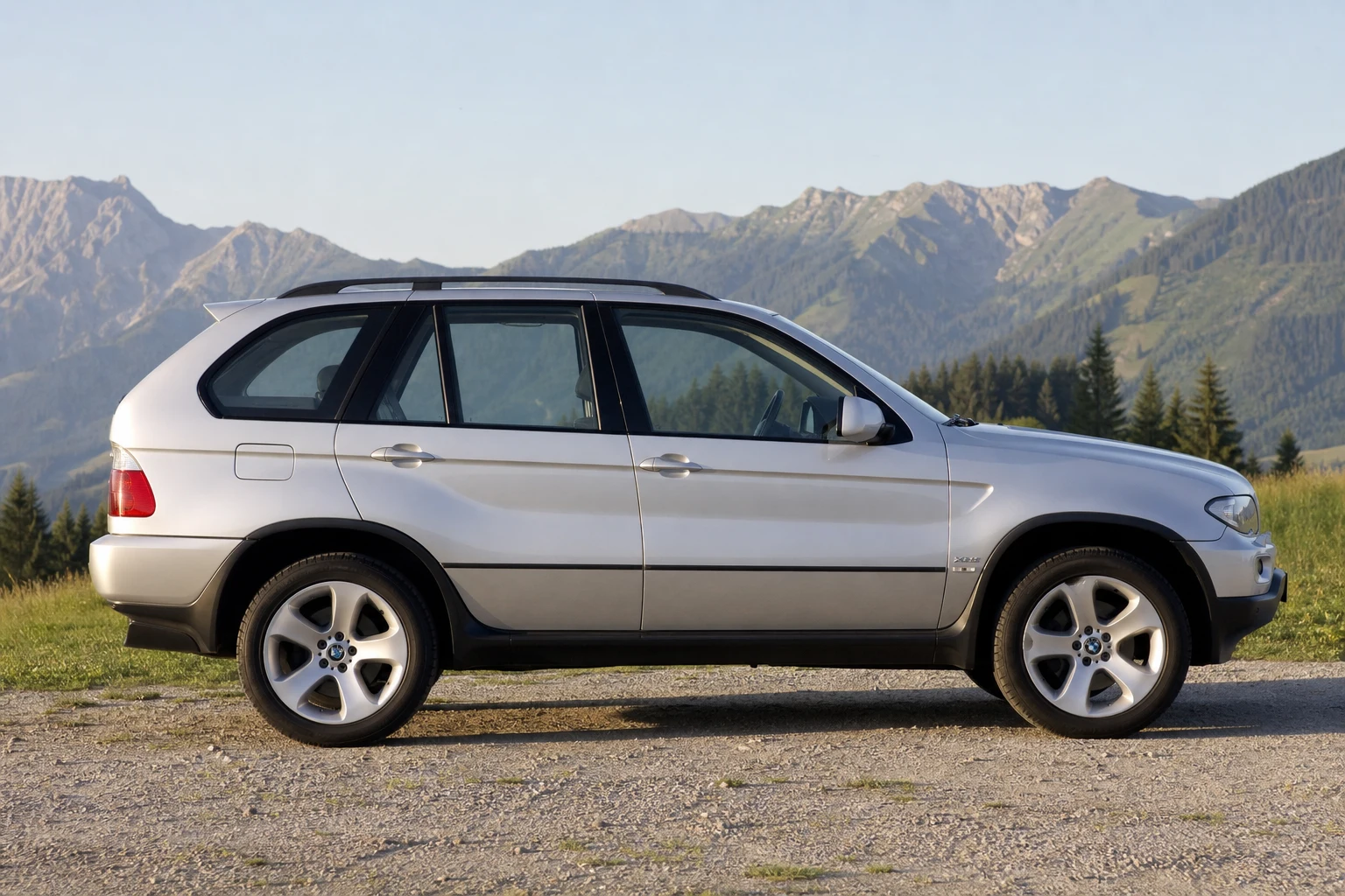 Seitenansicht (Fahrerseite) des BMW X5 1 als SUV (mit KI erzeugt)