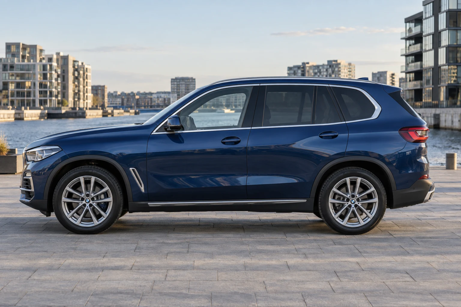 Seitenansicht (Fahrerseite) des BMW X5 4 als SUV (mit KI erzeugt)