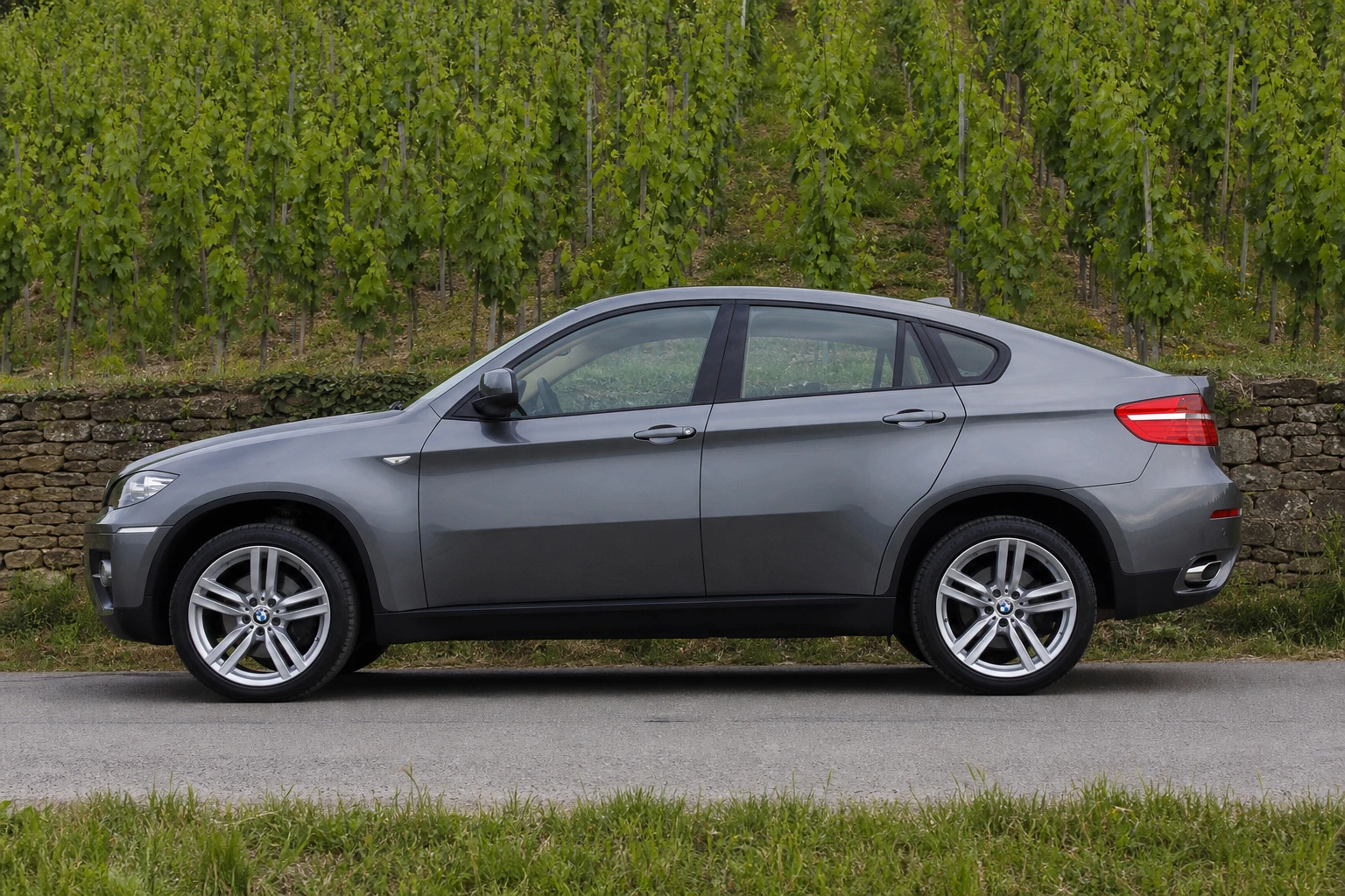 Seitenansicht (Fahrerseite) des BMW X6 1 als SUV-Coupé (SAC) (mit KI erzeugt)