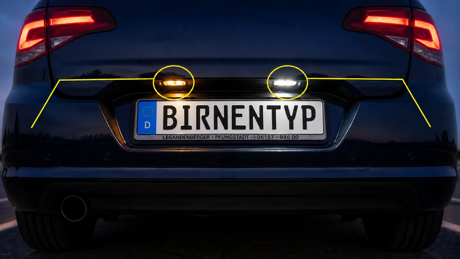 Heck eines dunkelblauen Autos mit zwei markierten Kennzeichenleuchten: links warmgelbes Licht einer klassischen C5W-Soffitte, rechts hellweißes Licht einer LED