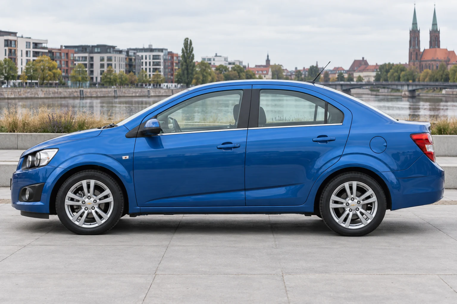 Seitenansicht (Fahrerseite) des Chevrolet Aveo 3 als Limousine (mit KI erzeugt)