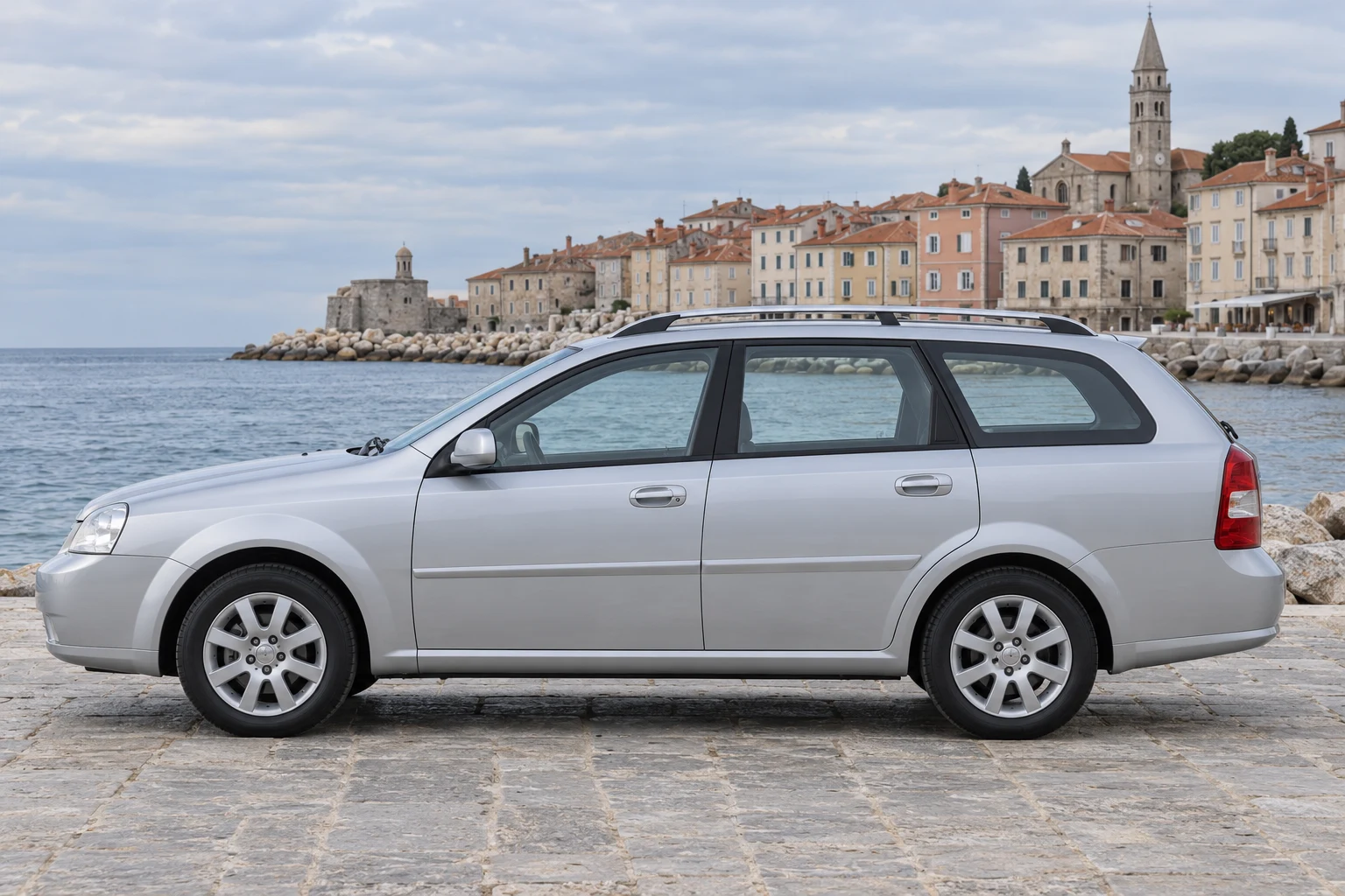 Seitenansicht (Fahrerseite) des Chevrolet Lacetti/Nubira 1 als Nubira Kombi (mit KI erzeugt)