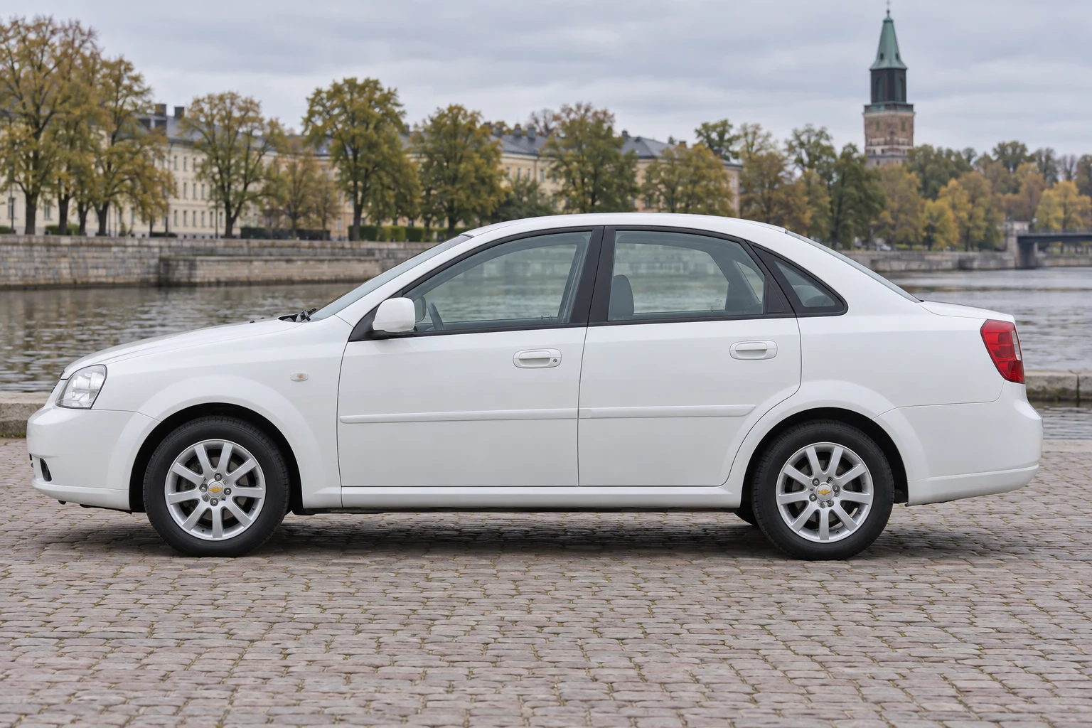 Seitenansicht (Fahrerseite) des Chevrolet Lacetti/Nubira 1 als Nubira Limousine (mit KI erzeugt)