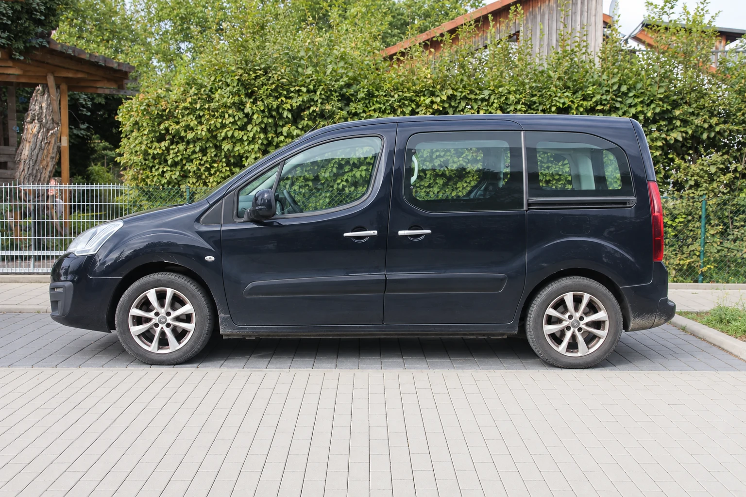 Seitenansicht (Fahrerseite) des Citroën Berlingo 2 als Kombi (mit KI erzeugt)