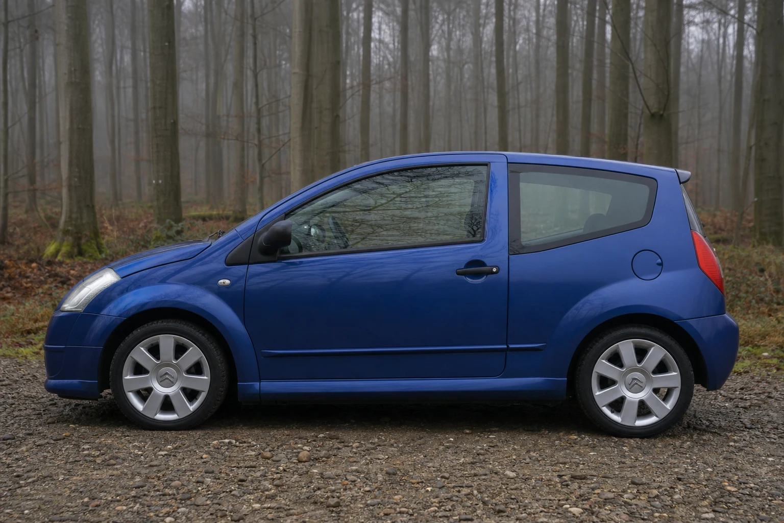 Seitenansicht (Fahrerseite) des Citroën C2 1 als Schrägheck (mit KI erzeugt)