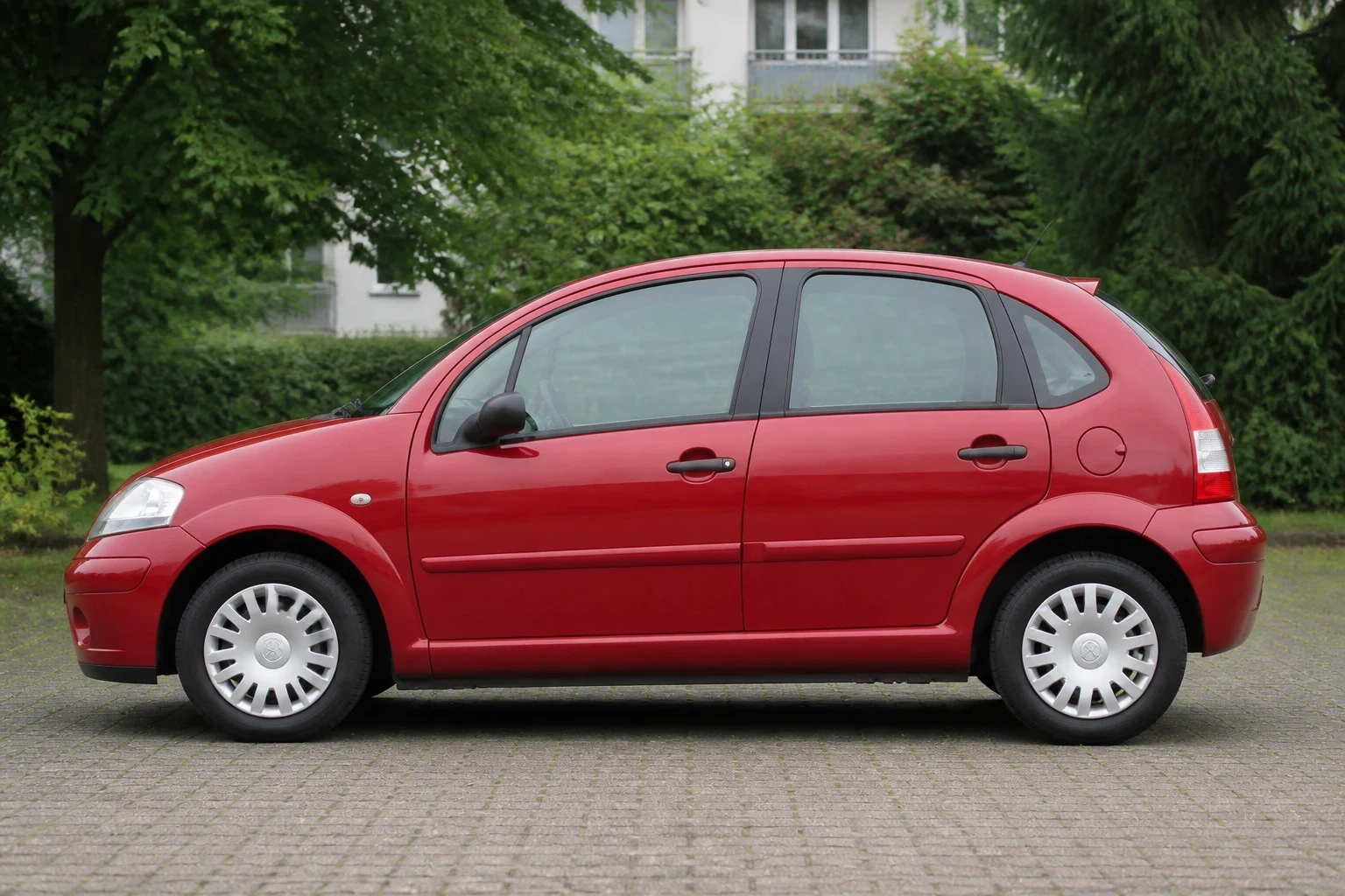 Seitenansicht (Fahrerseite) des Citroën C3 1. Gen als 3-, 5-Türer (mit KI erzeugt)
