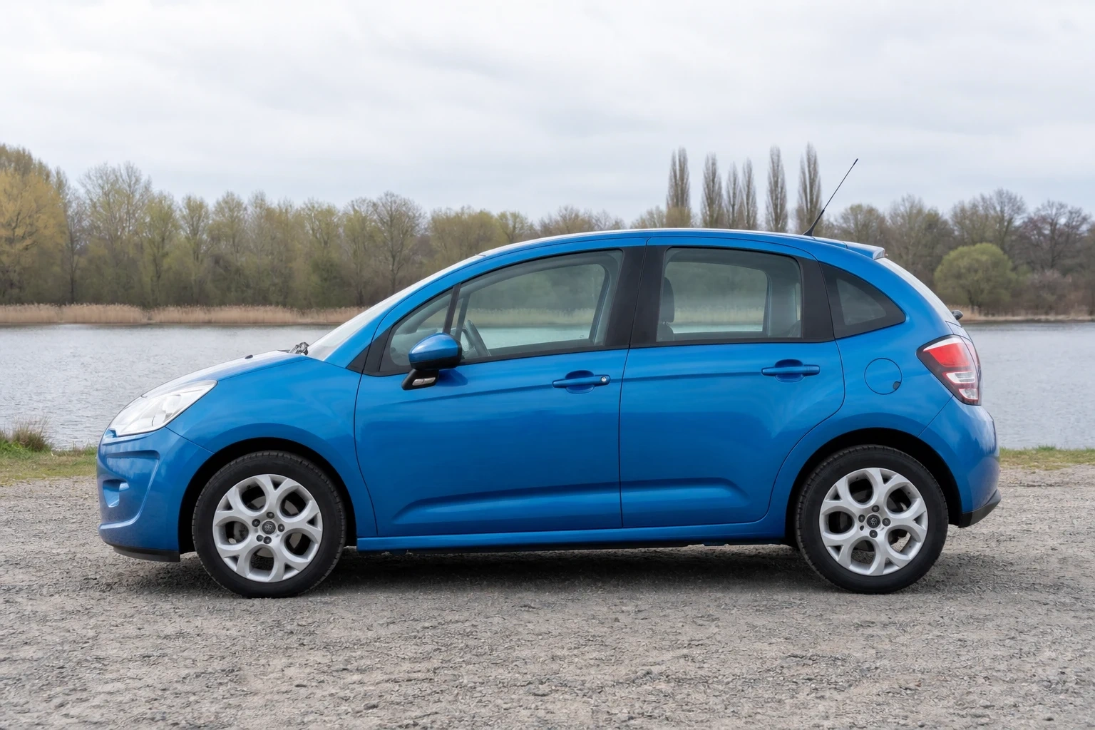 Seitenansicht (Fahrerseite) des Citroën C3 2. Gen als 3-, 5-Türer (mit KI erzeugt)